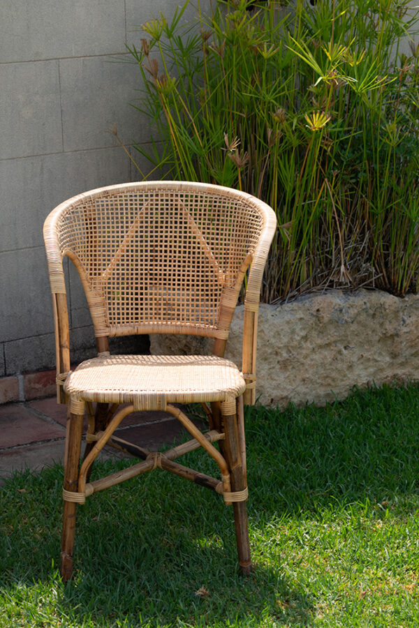 Alt Silla Casadia, una silla fabricada de forma artesanal con ratán natural. No apilable